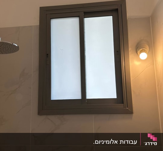 חלון אלומיניום עם מסגרת אפורה